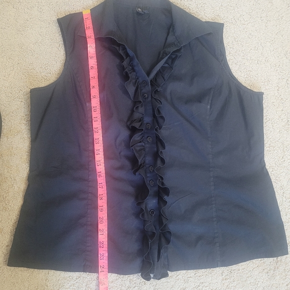 Ravel Sleeveless Blouse with Flower Ruffle black in Size XL/TG - Picture 7 of 11